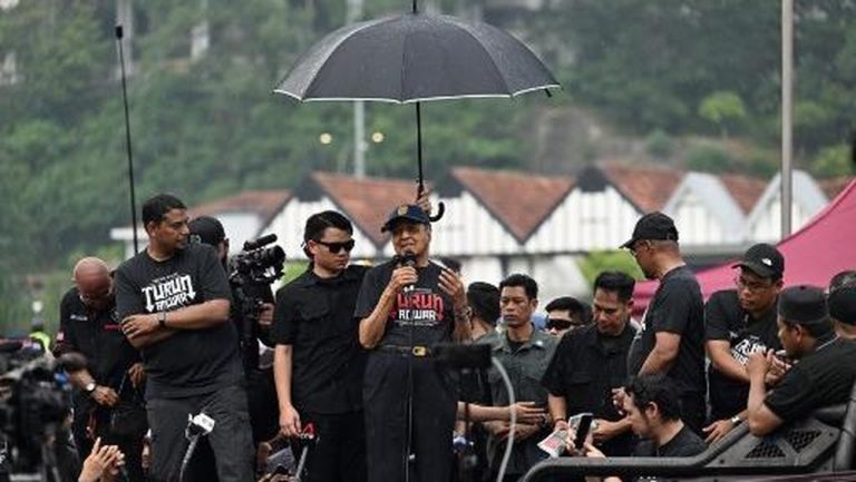 Mahathir Desak Anwar Mundur:  Demo Raksasa Guncang Malaysia!