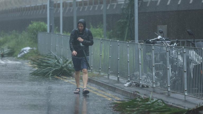 Topan Kajiki Ancam Jutaan Jiwa?