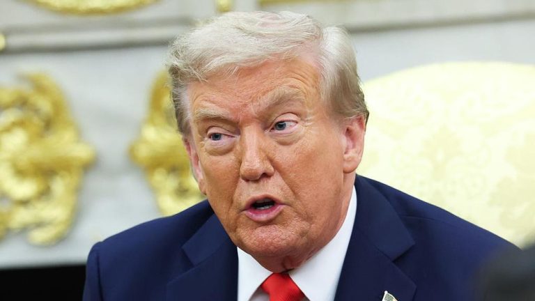 Pemecatan Mengejutkan di Pentagon: Rahasia Apa yang disembunyikan Trump?