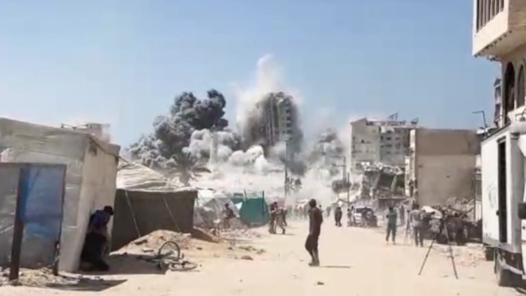 Serangan Brutal Israel: Menara Gaza Runtuh