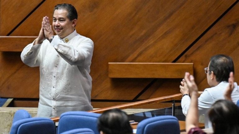 Pengunduran Diri Mengejutkan: Ketua DPR Filipina Mundur di Tengah Badai Korupsi