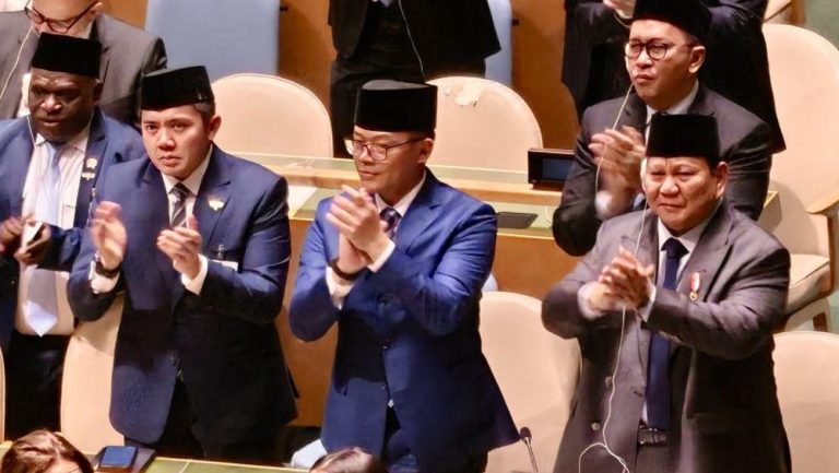 Prabowo Beri Tepuk Tangan Meriah!