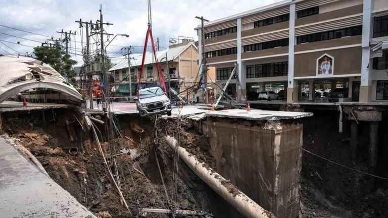 Bencana di Bangkok: Lubang Maut Menelan Jalan Raya!