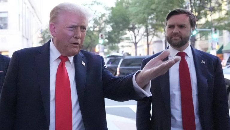 Momen Tak Terduga: Trump Diteriaki "Hitler" Saat Makan Malam