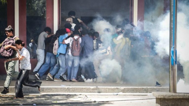 Aksi Massa Paksa Timor Leste Batalkan Mobil Dinas Mewah