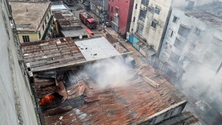 Tragedi Maut di Dhaka: Pabrik Terbakar, Belasan Nyawa Melayang!