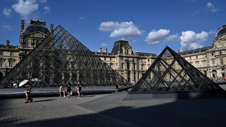 Perampokan Museum Louvre: 8 Harta Karun Napoleon Lenyap dalam 4 Menit! Perampokan Museum Louvre: 8 Harta Karun Napoleon Lenyap dalam 4 Menit!