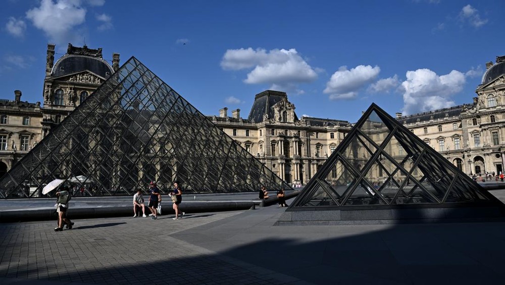 Perampokan Museum Louvre: 8 Harta Karun Napoleon Lenyap dalam 4 Menit!
