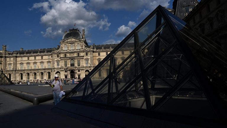Louvre Dibobol Maling! Perhiasan Bersejarah Raib, Polisi Buru Pelaku