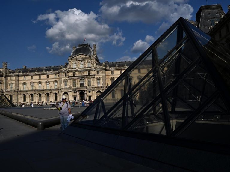 Louvre Bungkam Soal Intel Israel: Ada Apa di Balik Pencurian Berlian? Louvre Bungkam Soal Intel Israel: Ada Apa di Balik Pencurian Berlian?