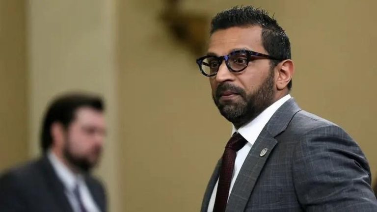 Internationalmedia.co.id - Sebuah insiden mengejutkan terjadi di Selandia Baru, Direktur FBI, Kash Patel, kedapatan memberikan hadiah berupa senjata api ilegal kepada sejumlah pejabat tinggi kepolisian dan intelijen negara tersebut saat kunjungannya pada Juli lalu.