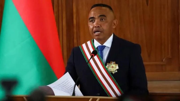 Madagaskar Berpaling: Kolonel Militer Ambil Alih Tampuk Kekuasaan!