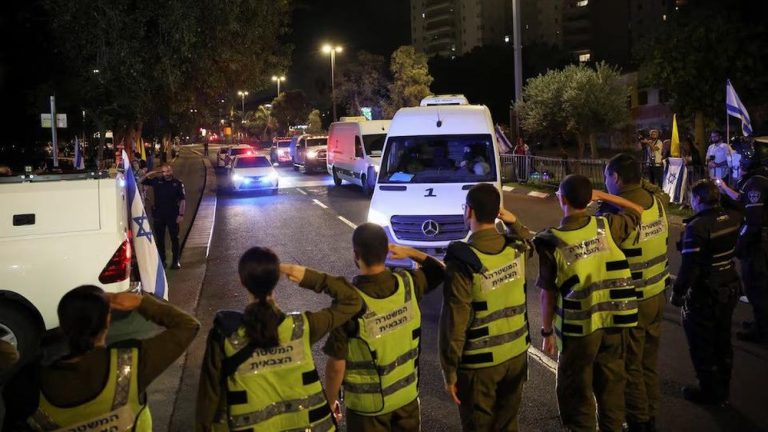 Drama Gaza: Hamas Serahkan Jasad, Israel Ancam Setop Bantuan?