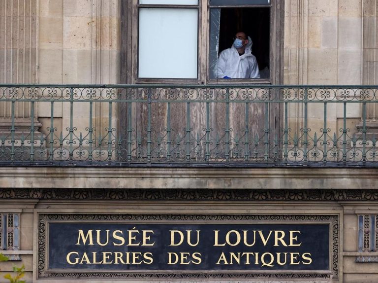 Louvre Digasak Maling, Perhiasan Ratu Raib!
