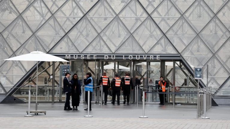 Internationalmedia.co.id – Museum Louvre, ikon seni dunia di Paris, baru saja dikejutkan dengan aksi perampokan berani yang terjadi di siang bolong. Para pelaku berhasil menggondol sejumlah perhiasan berharga, termasuk mahkota bertabur berlian, dalam waktu singkat. Internationalmedia.co.id - Museum Louvre, ikon seni dunia di Paris, baru saja dikejutkan dengan aksi perampokan berani yang terjadi di siang bolong. Para pelaku berhasil menggondol sejumlah perhiasan berharga, termasuk mahkota bertabur berlian, dalam waktu singkat.