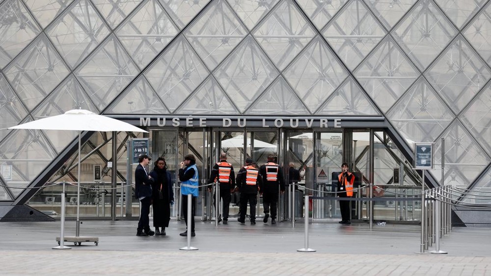 Internationalmedia.co.id - Museum Louvre, ikon seni dunia di Paris, baru saja dikejutkan dengan aksi perampokan berani yang terjadi di siang bolong. Para pelaku berhasil menggondol sejumlah perhiasan berharga, termasuk mahkota bertabur berlian, dalam waktu singkat.