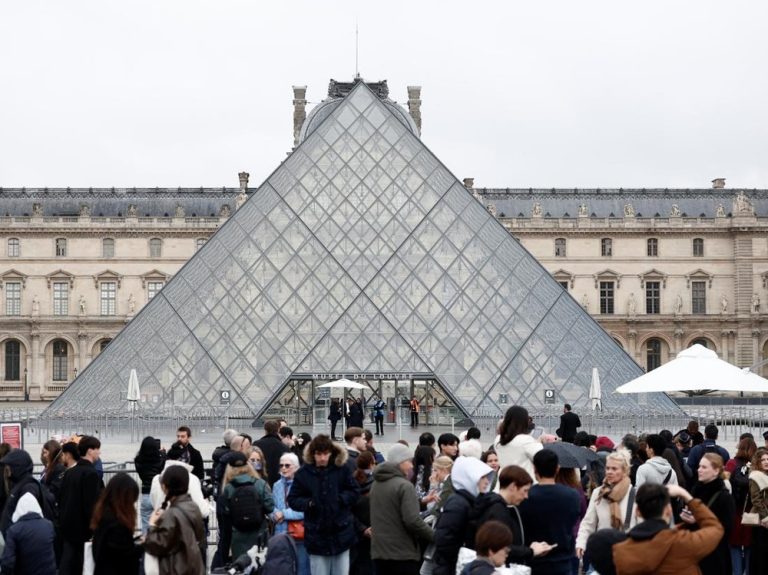 Louvre Buka Kembali, Misteri Perampokan Berlian Napoleon Belum Terpecahkan