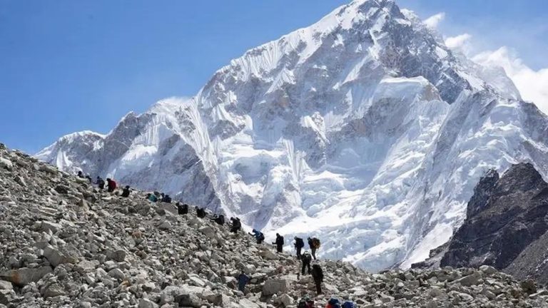 Everest Membeku: Ratusan Nyawa di Ujung Tanduk!