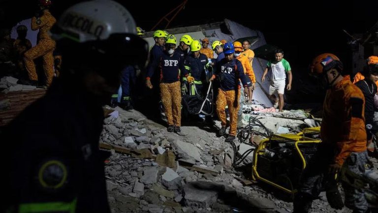 Filipina Berduka: Korban Gempa Terus Bertambah, Presiden Turun Tangan!