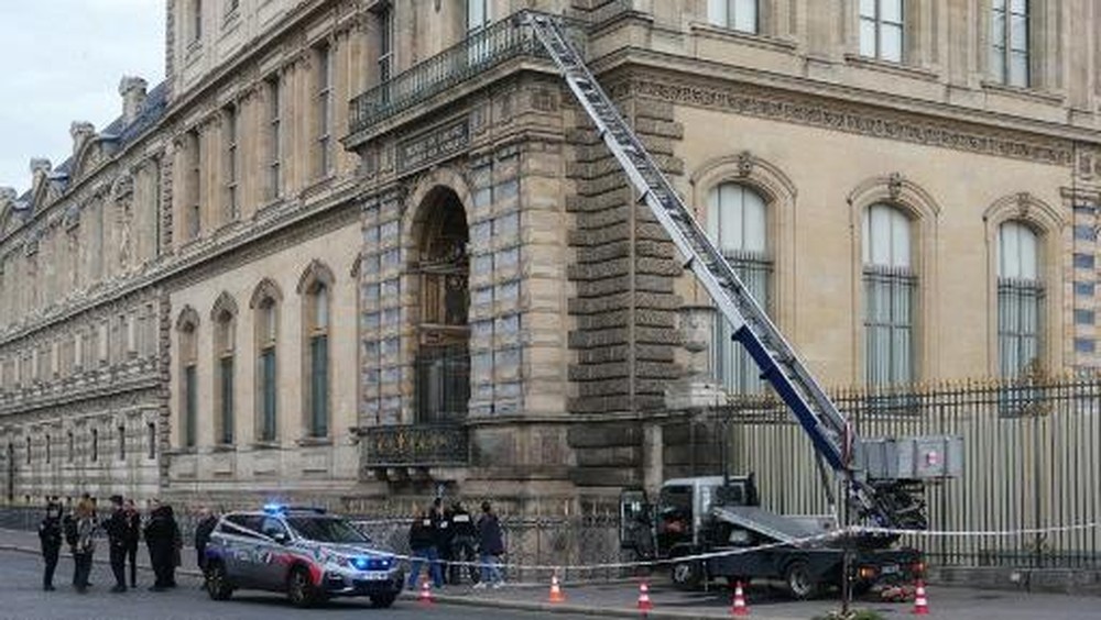 Louvre Paris Geger, Perhiasan Bersejarah Lenyap!