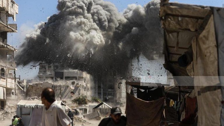Internationalmedia.co.id - Dua tahun sudah berlalu sejak konflik berkecamuk di Jalur Gaza, meninggalkan luka mendalam dan pertanyaan besar tentang masa depan wilayah tersebut. Serangan yang dimulai sebagai respons Israel terhadap aksi Hamas pada 7 Oktober 2023, kini telah merenggut puluhan ribu nyawa dan memicu krisis kemanusiaan yang parah.