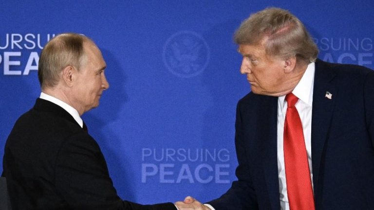 Internationalmedia.co.id – Mantan Presiden Amerika Serikat, Donald Trump, mengumumkan rencana pertemuan dengan Presiden Rusia, Vladimir Putin, di Budapest, Hungaria, untuk membahas solusi mengakhiri konflik yang berkepanjangan antara Rusia dan Ukraina. Internationalmedia.co.id - Mantan Presiden Amerika Serikat, Donald Trump, mengumumkan rencana pertemuan dengan Presiden Rusia, Vladimir Putin, di Budapest, Hungaria, untuk membahas solusi mengakhiri konflik yang berkepanjangan antara Rusia dan Ukraina.