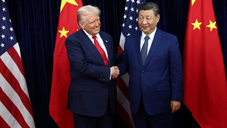Internationalmedia.co.id - Pertemuan singkat namun penting antara Presiden Amerika Serikat (AS) Donald Trump dan Presiden China Xi Jinping akhirnya terlaksana di sela-sela KTT APEC di Busan, Korea Selatan. Momen ini menjadi sorotan dunia di tengah ketegangan perang dagang yang berkepanjangan antara kedua negara.
