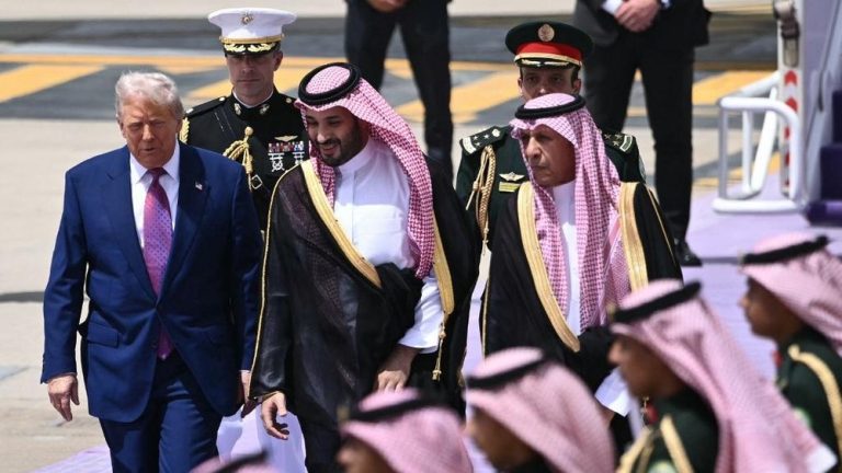 Pertemuan Rahasia Trump dan Putra Mahkota Saudi: Ada Apa di Balik Pintu Gedung Putih? Pertemuan Rahasia Trump dan Putra Mahkota Saudi: Ada Apa di Balik Pintu Gedung Putih?