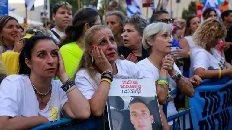 Tangis Haru Pecah, Israel Sambut 7 Sandera yang Dibebaskan Hamas Tangis Haru Pecah, Israel Sambut 7 Sandera yang Dibebaskan Hamas