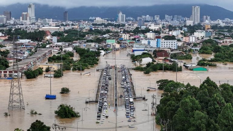 Thailand Berduka: Korban Banjir Melonjak, Ratusan Nyawa Melayang Thailand Berduka: Korban Banjir Melonjak, Ratusan Nyawa Melayang