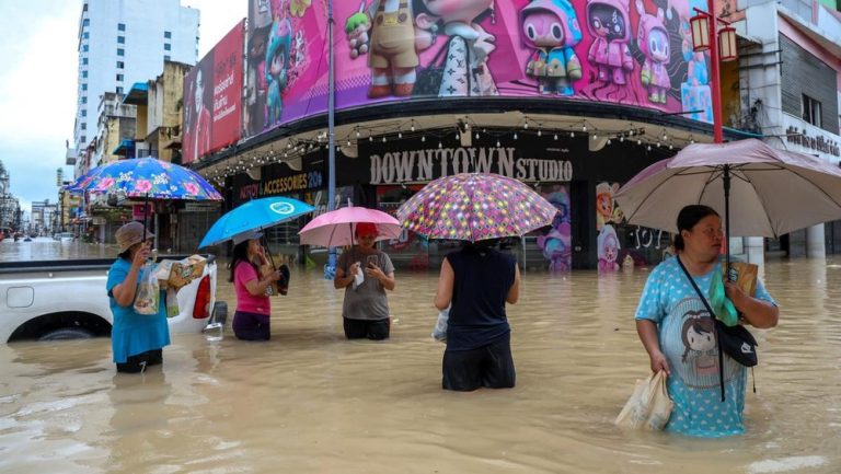 Thailand Berduka: Banjir Dahsyat Telan Korban Jiwa, Negara Siaga Bencana!