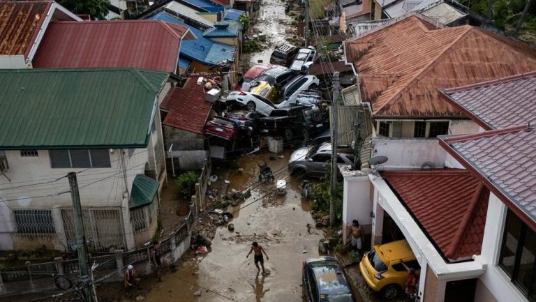 Filipina Berduka: Topan Kalmaegi Mengamuk, Ratusan Nyawa Melayang!