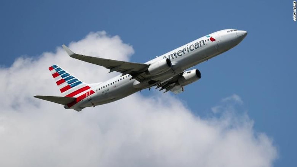 Bau Aneh di Kabin, Penerbangan American Airlines Berakhir di Rumah Sakit