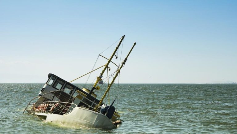 Tragedi di Perairan Malaysia: Kapal Imigran Tenggelam, Puluhan Orang Hilang!