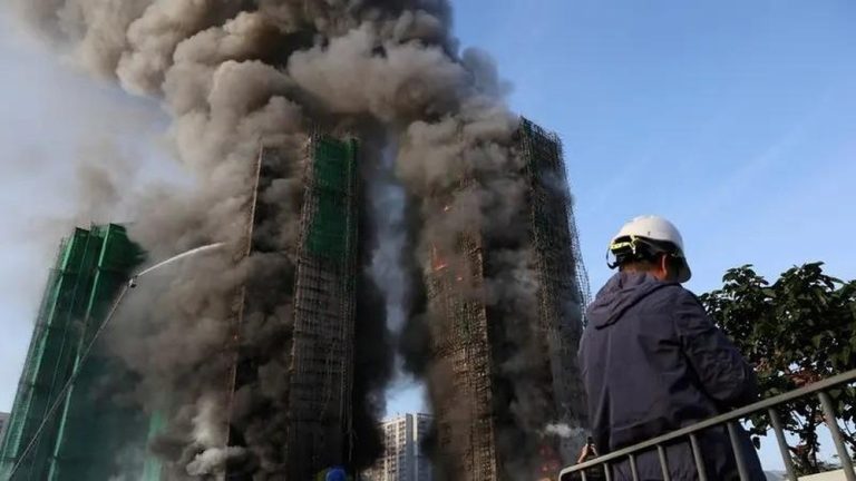 Api Mengamuk di Hong Kong, Apartemen Jadi Neraka!
