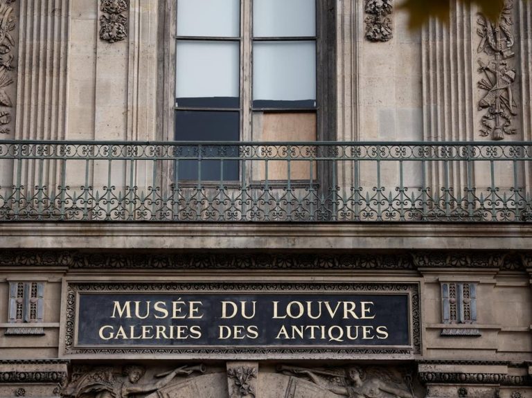 Dalang Perampokan Louvre Terungkap? Polisi Tangkap 4 Orang Ini! Dalang Perampokan Louvre Terungkap? Polisi Tangkap 4 Orang Ini!
