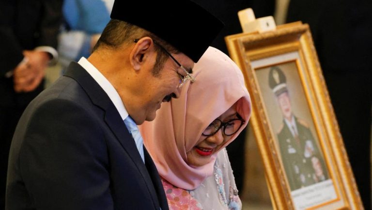 Headline: Dunia Terkejut! Soeharto Jadi Pahlawan Nasional?