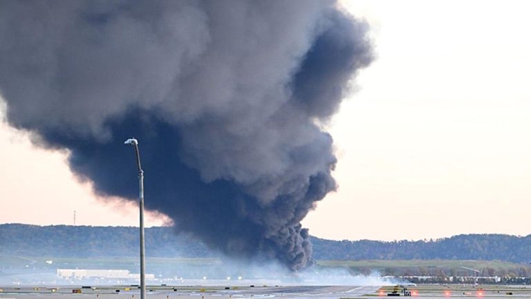 Internationalmedia.co.id – Tragedi mengerikan menimpa Louisville, Kentucky, Amerika Serikat, ketika sebuah pesawat kargo UPS jatuh dan menewaskan 12 orang. Insiden ini menjadi catatan kelam dalam sejarah perusahaan pengiriman paket raksasa tersebut. Internationalmedia.co.id - Tragedi mengerikan menimpa Louisville, Kentucky, Amerika Serikat, ketika sebuah pesawat kargo UPS jatuh dan menewaskan 12 orang. Insiden ini menjadi catatan kelam dalam sejarah perusahaan pengiriman paket raksasa tersebut.
