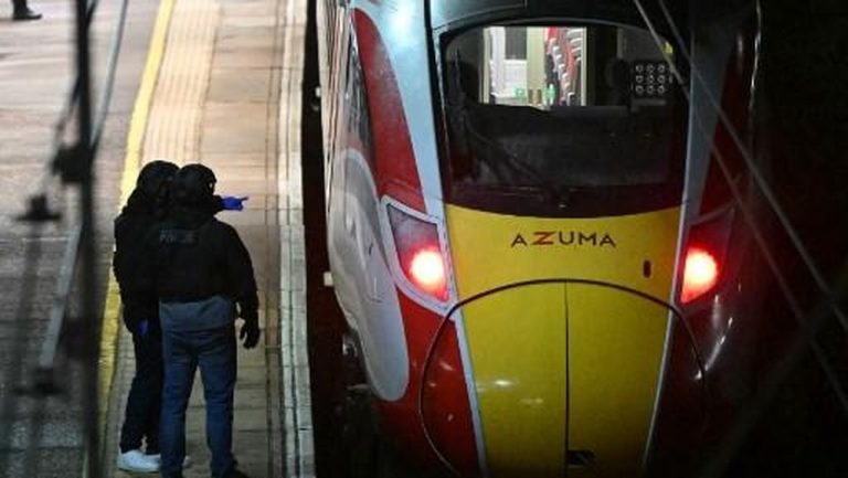 Kereta Api Anjlok di Inggris, Penumpang Alami Kejadian Mencekam Kereta Api Anjlok di Inggris, Penumpang Alami Kejadian Mencekam