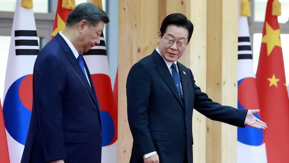 Internationalmedia.co.id - Presiden China, Xi Jinping, membuat kejutan dengan melontarkan candaan soal mata-mata saat memberikan hadiah ponsel pintar kepada Presiden Korea Selatan, Lee Jae Myung. Momen langka ini terjadi di sela-sela KTT APEC di Gyeongju, Korea Selatan, dan langsung menjadi sorotan media.