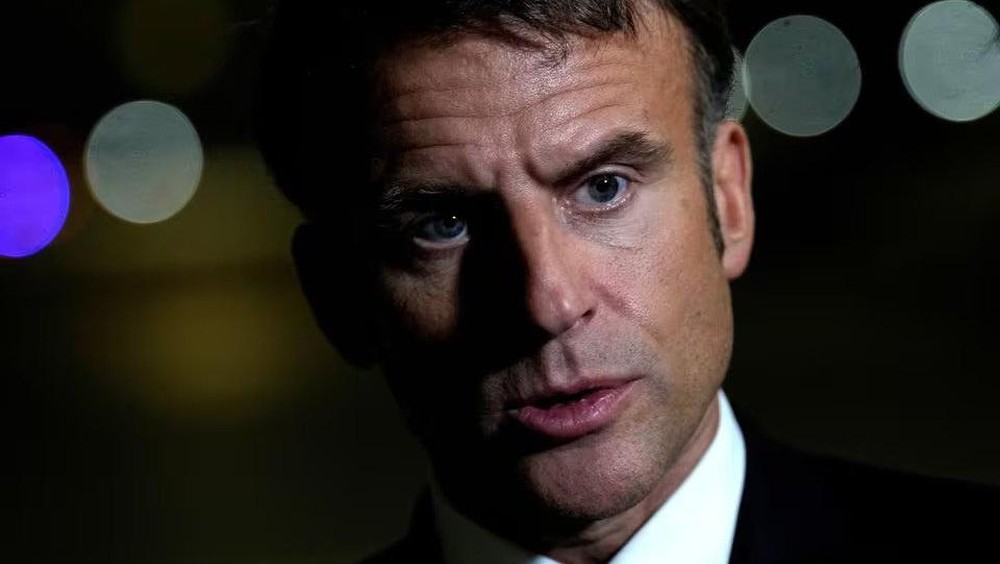 Internationalmedia.co.id - Presiden Prancis, Emmanuel Macron, menanggapi usulan rencana perdamaian antara Ukraina dan Rusia yang digagas oleh Amerika Serikat. Macron menekankan pentingnya menghindari "kapitulasi" Ukraina dan memperingatkan potensi bahaya jika Rusia diberi kebebasan penuh untuk bertindak.