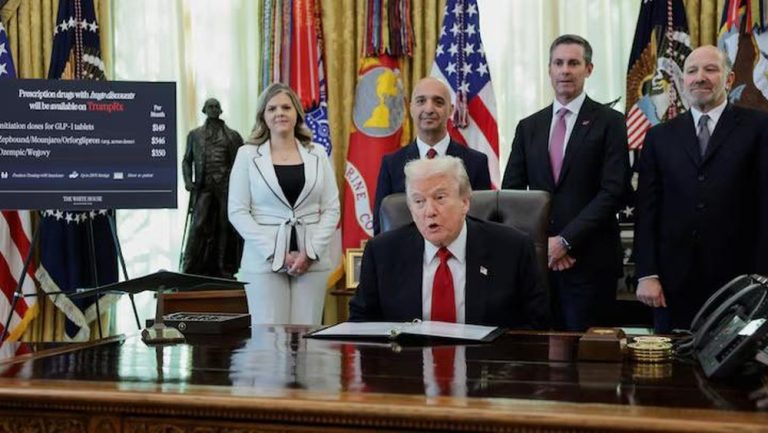 Gedung Putih Geger! Tamu Mendadak Ambruk Saat Trump Umumkan Ini