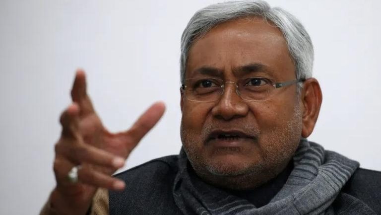 Geger Pejabat India Tarik Cadar Dokter Muslim Depan Umum