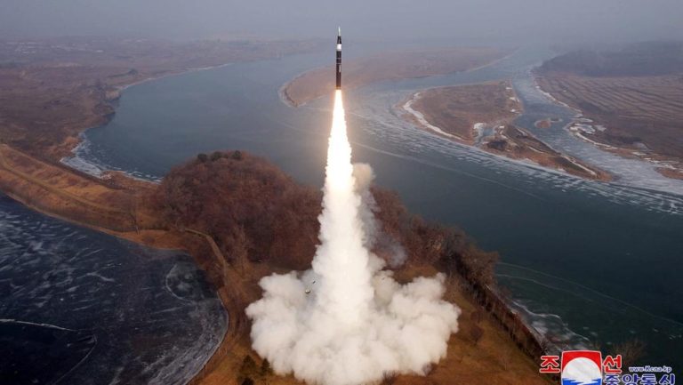 Kim Jong Un Dorong Produksi Rudal Besar Besaran