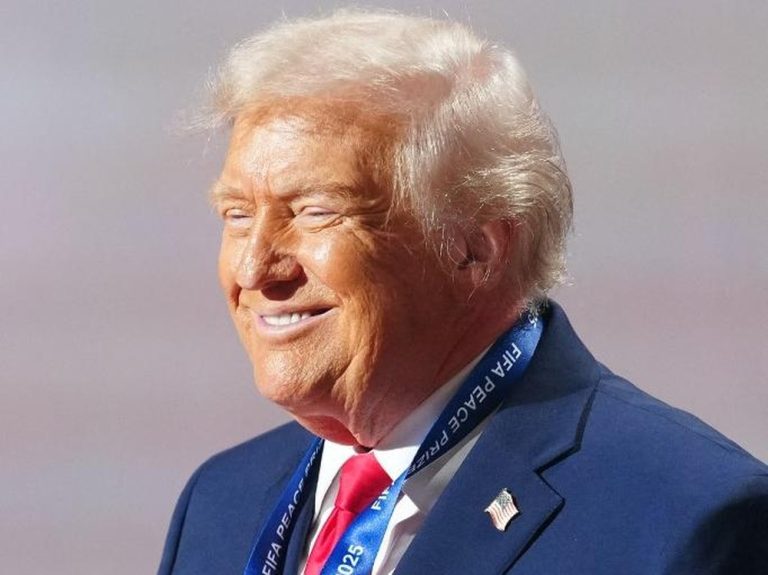 Trump Raih Penghargaan Perdamaian FIFA, Senyumnya Tak Terbendung