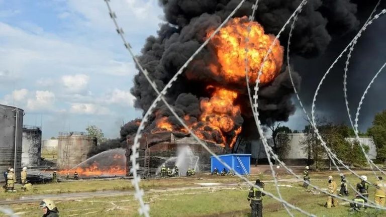 Internationalmedia.co.id - News - Depot minyak di kota Penza, Rusia, dilanda kebakaran hebat akibat serangan drone pada Jumat (23/1) pagi waktu setempat. Insiden ini terjadi di tengah upaya sistem pertahanan udara Rusia mencegat sejumlah drone yang diduga diluncurkan dari Ukraina.