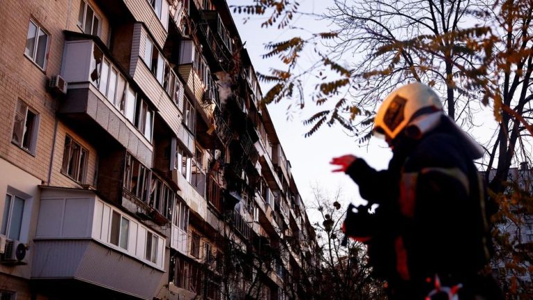 Internationalmedia.co.id – News – Rusia kembali menggempur Ukraina, serangan terbaru menyasar ibu kota Kyiv dan kota Kharkiv, menewaskan satu orang dan melukai puluhan lainnya. Warga sipil diimbau untuk segera mencari perlindungan. Internationalmedia.co.id - News - Rusia kembali menggempur Ukraina, serangan terbaru menyasar ibu kota Kyiv dan kota Kharkiv, menewaskan satu orang dan melukai puluhan lainnya. Warga sipil diimbau untuk segera mencari perlindungan.
