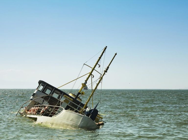 Gelombang Maut Telan Kapal Feri Puluhan Hilang Gelombang Maut Telan Kapal Feri Puluhan Hilang