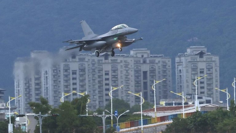 Pilot F-16 Taiwan Lenyap di Laut Misteri Kecelakaan Latihan Pilot F-16 Taiwan Lenyap di Laut Misteri Kecelakaan Latihan