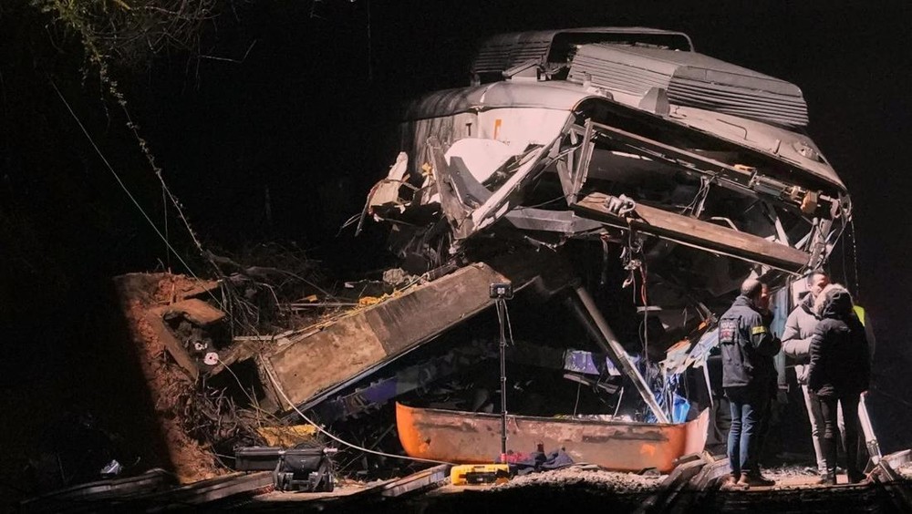 Spanyol Berduka, Kereta Hantam Dinding: Masinis Tewas, Puluhan Terluka!